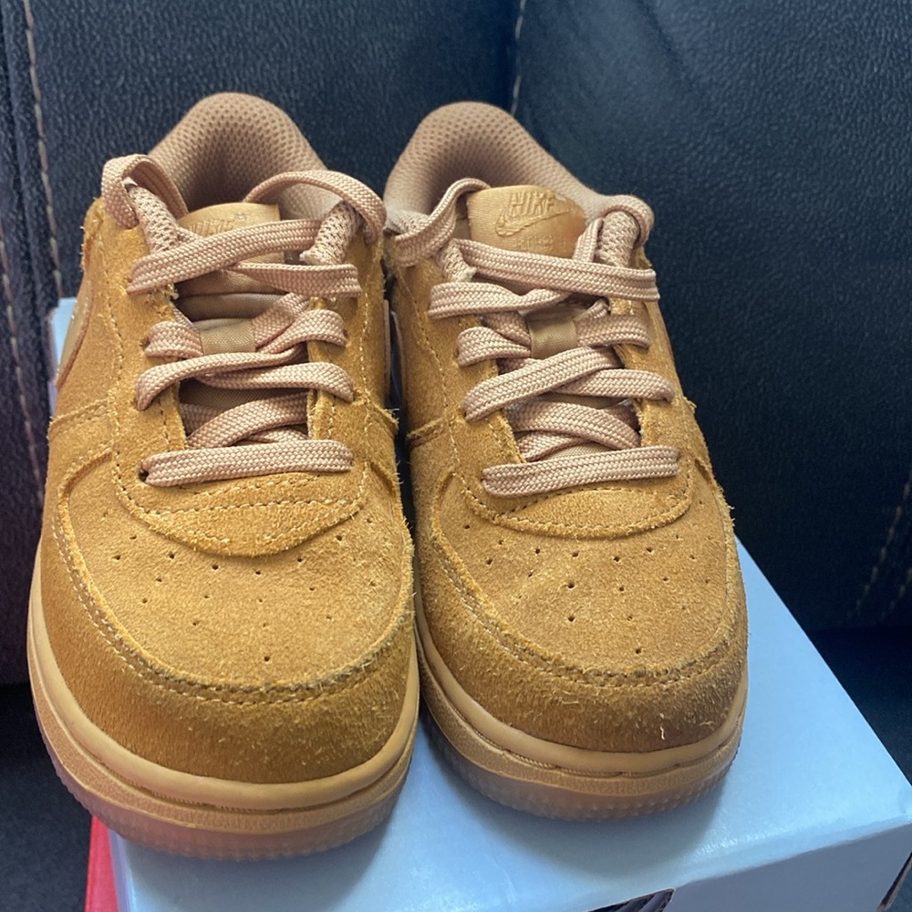 Toddler size 9 Air Force 1 light brown wheat
Callout - tip toe light wear - Picture 4 of 6